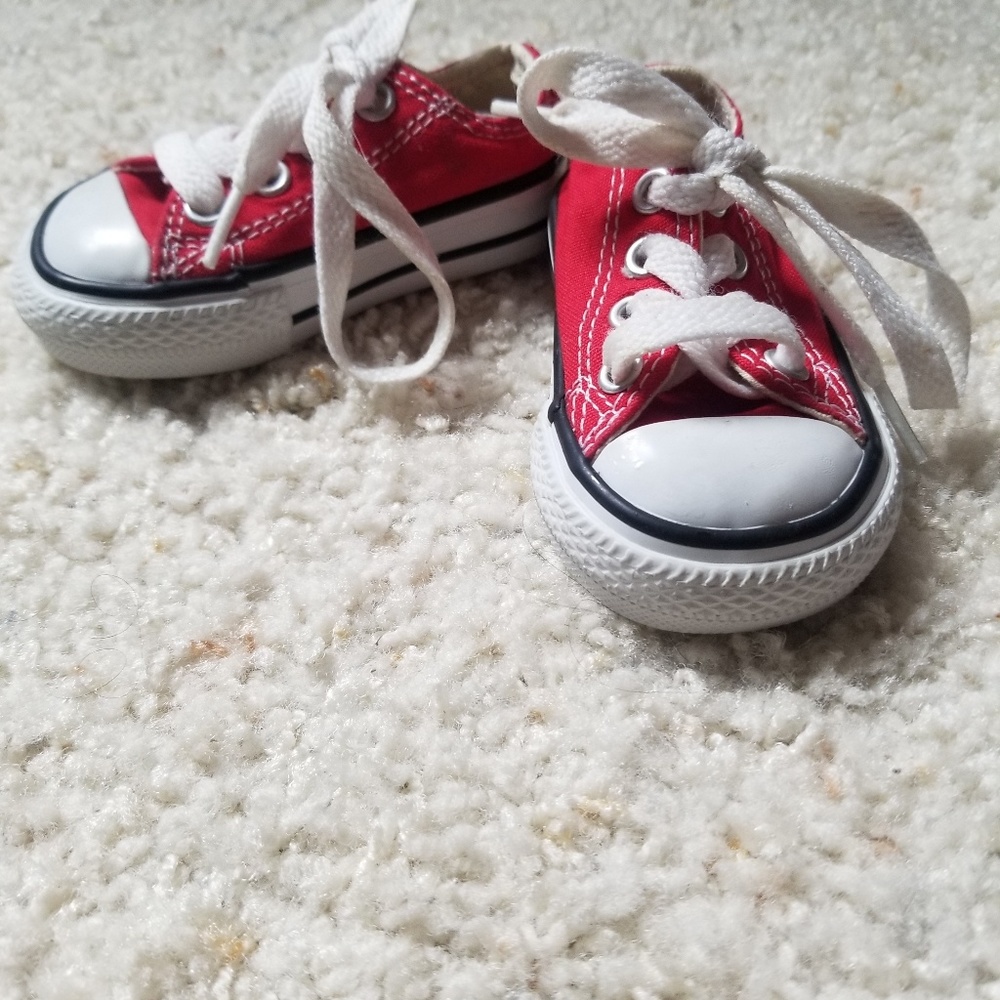 Red converse - Picture 2 of 2